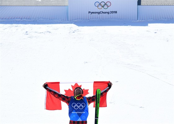 Zlatý medailista Brady Leman z Kanady si náramn uívá vítzství ve skikrosu.