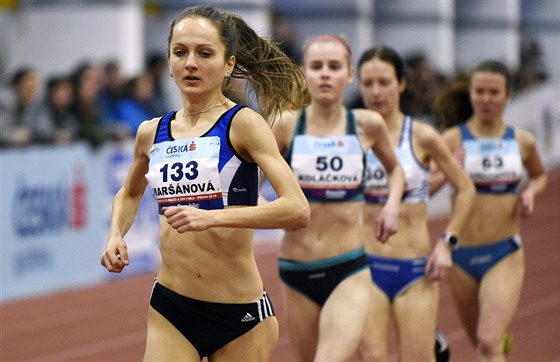 Běžkyně Lucie Maršánová (vpředu) kralovala ženskému závodu na 3000 metrů na...