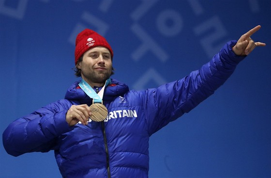 Britský snowboardista Billy Morgan pózuje s bronzovou medailí z disciplíny Big...
