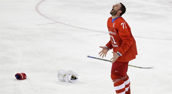Ruský hokejista Ilja Kovalčuk se raduje z olympijského zlata z Pchjongčchangu.