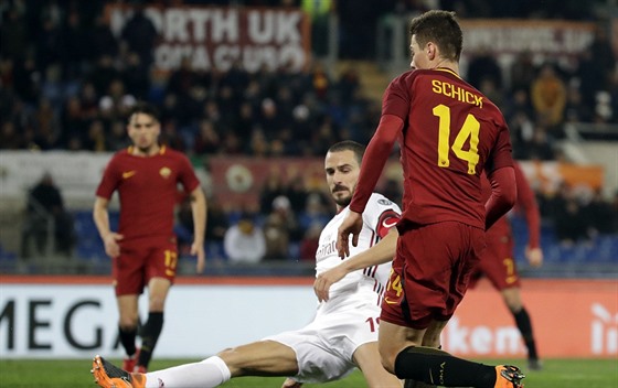 Patrik Schick rozehrává míč v zápase mezi AS Řím a AC Milán