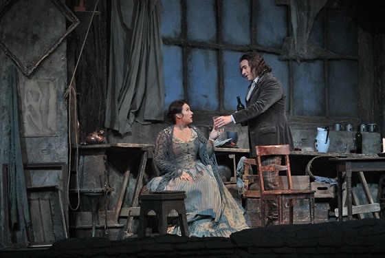 Sonja Jončeva jako Mimi a Michael Fabiano jako Rudolf v inscenaci Pucciniho...