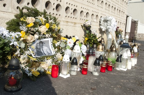 Lidé pokládali květiny a svíčky k domu zavražděného slovenského novináře Jána...