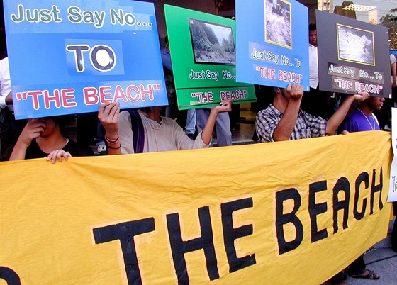 Protesty ekologických aktivistů v roce 2000. Podle nich producenti filmu Pláž...