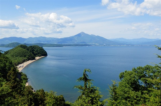 Výhled na Bandai tyící se nad jezerem Inawairo ze silnice u vrcholu Kanajama