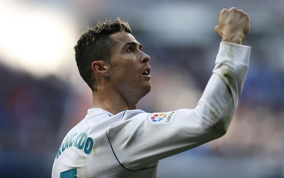 Cristiano Ronaldo, kanonýr Realu Madrid, oslavuje svoji trefu.