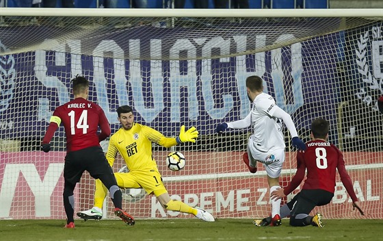 Slovácký útoník Tomá Zajíc (v bílém) stílí gól proti Spart.