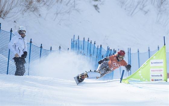 Ester Ledecká pi svém úterním snowboardovém tréninku. Vlevo pihlíí její Otec...