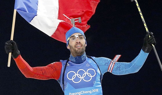 ZLATO. Francouzský biatlonista Martin Fourcade v cíli olympijského závodu ve...