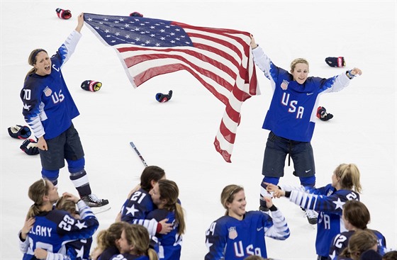 ZLATO. Hokejistky USA slaví zisk zlaté olympijské medaile po vítzství nad...