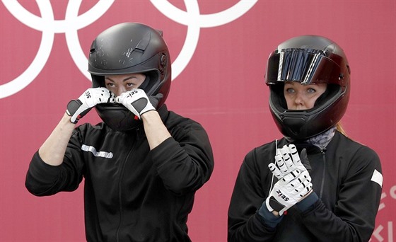 Ruské bobistky Nadda Sergejevová (vpravo) a Anastasia Koerovová ped...