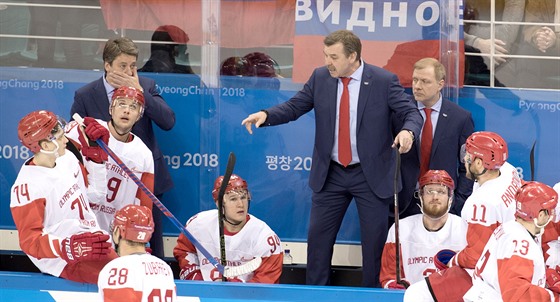 Trenér ruských hokejistů Oleg Znarok v olympijském semifinále proti Česku. (23....