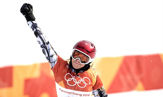 eská snowboardistka Ester Ledecká v cíli olympijského paralelního obím...