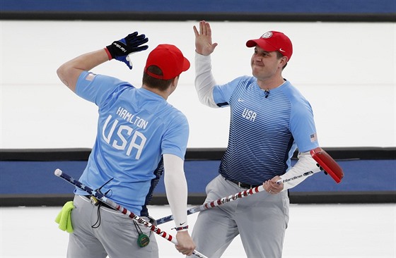 Tým USA zvítzil v olympijském finále curlingu nad védy. Na snímku se radují...