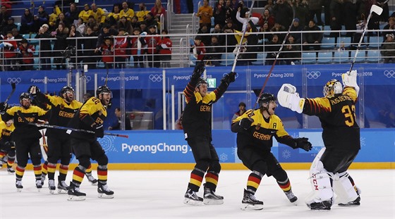 DEUTSCHE NAGANO. Hokejisté z Nmecka slaví postup do semifinále olympijského...