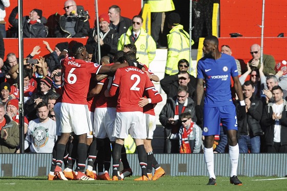 Fotbalisté Manchesteru United se radují z gólu v zápase anglické ligy proti...