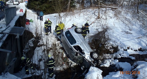 U Rejtejna na Suicku osobní auto prorazilo zábradlí na mstku a dopadlo na...