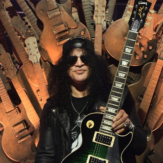 Kytarista Slash s kytarou Gibson Les Paul Slash Anaconda Burst, která byla...