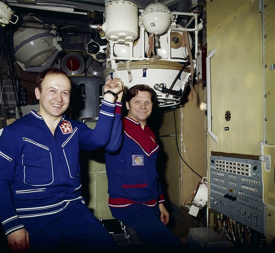 Příprava mezinárodní posádky Sojuz 28 ve Hvězdném městečku v SSSR. Vladimír Remek (vlevo) a Alexej Gubarev v modelu orbitální stanice Saljut během výcviku.