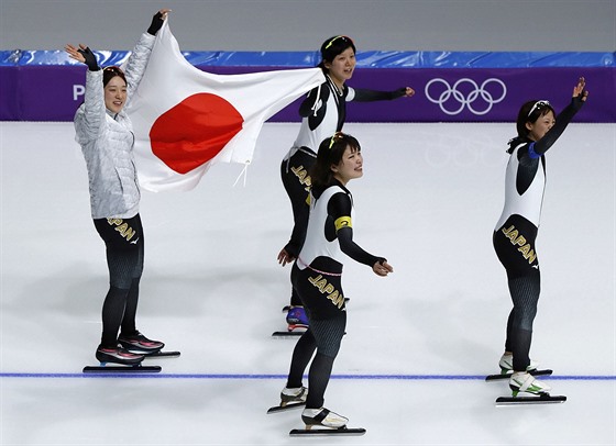 Japonky slaví olympijský triumf ve stíhacím závodu rychlobruslaek.