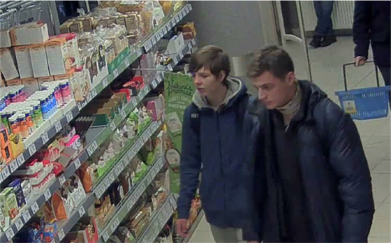 Policie hledá dva mue, kteí z obchodu na Vinohradech ukradli desítky okolád...