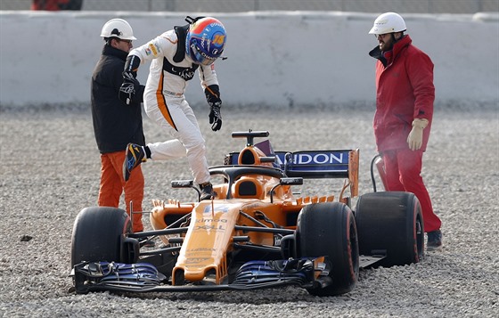 Fernando Alonso s McLarenem v problémech  pi testování ped sezonou formule 1...