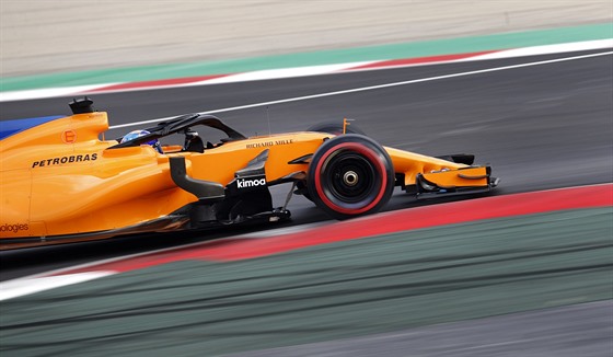 Fernando Alonso s McLarenem při testování před sezonou formule 1 na okruhu v...