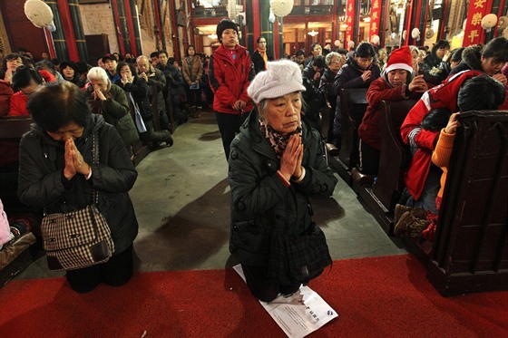 Čínští katolíci na vánoční bohoslužbě. (ilustrační snímek)