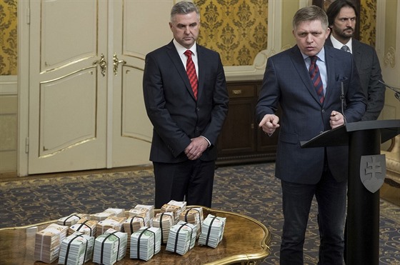 Slovenský premiér Robert Fico ukazuje milion eur v hotovosti. (27. února 2018)