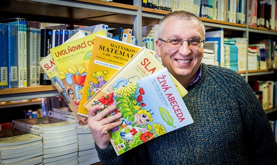 Miloš Novotný se svými učebnicemi (3.1.2018).
