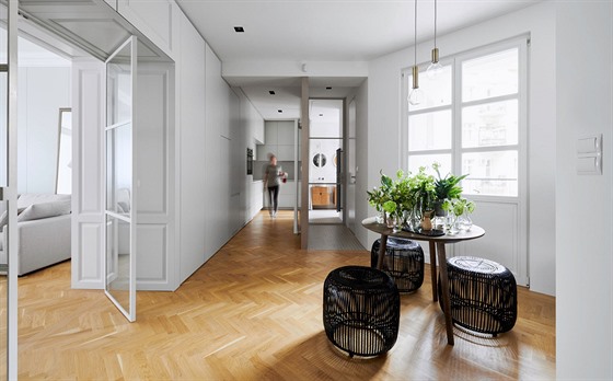 Barevnost bytu je postavená na kombinaci teplých odstínů masivní dubové podlahy...
