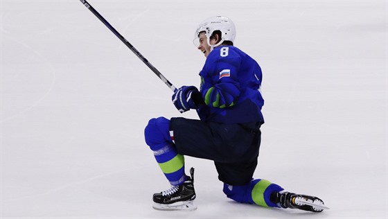 Takto se slovinský hokejista Žiga Jeglič radoval z vítězného gólu v zápase se...