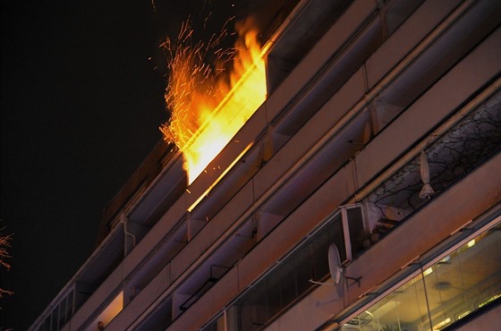 Pražští hasiči zasahovali u požáru na balkoně bytovky na Žižkově. (23.2.2018)