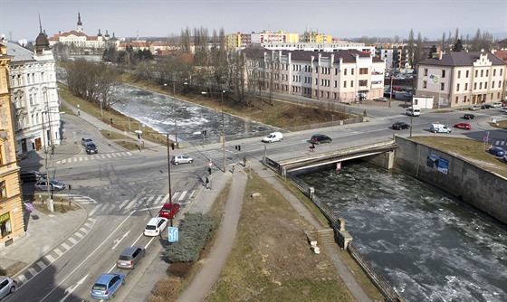 Pohled na jeden z klíčových mostů pro olomouckou dopravu v Komenského ulici, po...