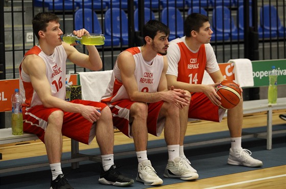 Ondej Sehnal, Viktor Plpán a Václav Bujnoch (zleva) odpoívají bhem tréninku...