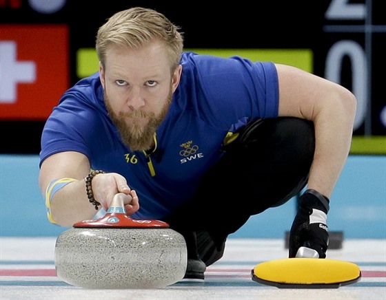 védský skip  Niklas Edin v semifinále olympijského curlingového turnaje