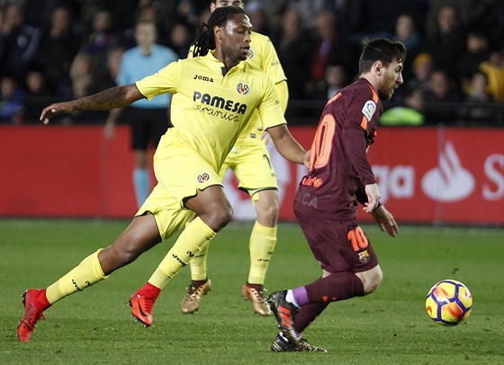 Rúben Semedo (vlevo) z Villarrealu nahání Lionela Messiho z Barcelony.