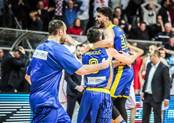 Rumunští basketbalisté slaví senzační výhru nad Chorvatskem.