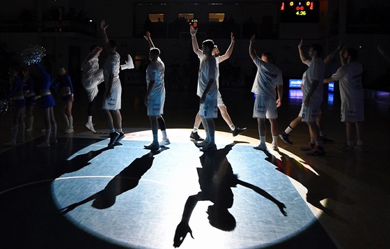 Díntí basketbalisté nastupují k zápasu.