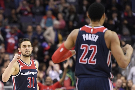 Tomá Satoranský (vlevo) a Otto Porter Jr. oslavují povedenou akci Washingtonu.