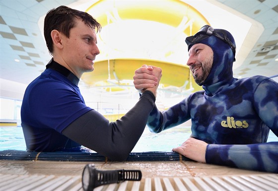 Freediver David Vencl (vlevo) uil novináe Petra Bílka základy svého sportu.