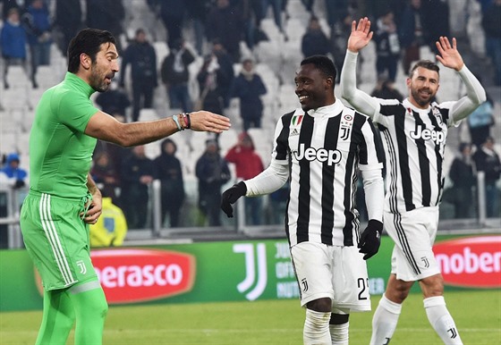 Gianluigi Buffon, Blaise Matuidi a Andrea Barzagli (zleva) z Juventusu oslavují...