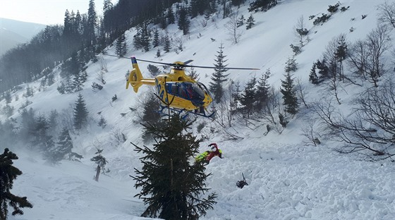 Muže částečně zavaleného lavinou vyzvedli záchranáři s vrtulníkem (22.2.2018).