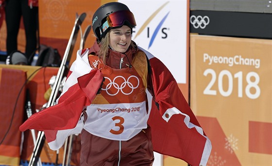 Kanadská akrobatická ly�a�ka Cassie Sharpová slaví olympijské vít�zství v...
