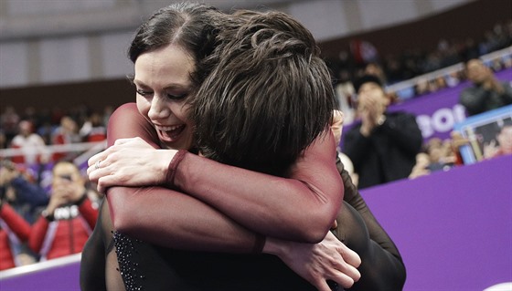 Kanadtí krasobruslai Tessa Virtueová a Scott Moir slaví olympijské zlato.