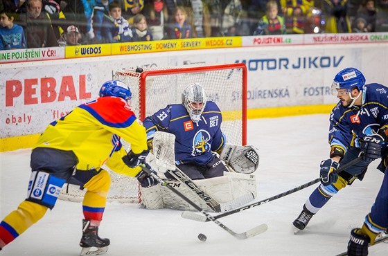 Momentka z duelu prvoligovch hokejist eskch Budjovic a Kladna (modr)