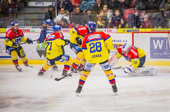 Momentka z duelu prvoligovch hokejist eskch Budjovic a Kladna (modr)