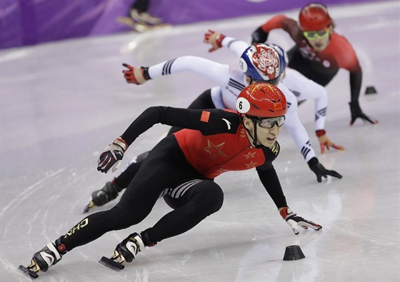 ínský rychlobrusla Wu Ta-ing (v popedí) slaví v olympijském závodu na 500...