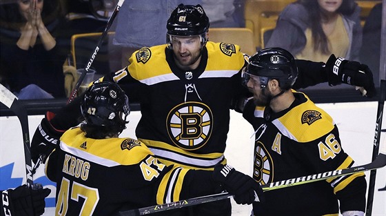 Rick Nash (elem) z Bostonu pijímá gratulace ke gólu do sít Caroliny,...