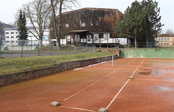Novou tenisovou halu postaví soukromý klub na pozemku města na současných dvou kurtech s umělým povrchem za zimním stadionem, dokončit ji chce do příštího léta.
